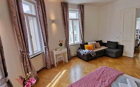 Central And Round 3 Minutes To City Shopping Center And Schoenbrunn Palace